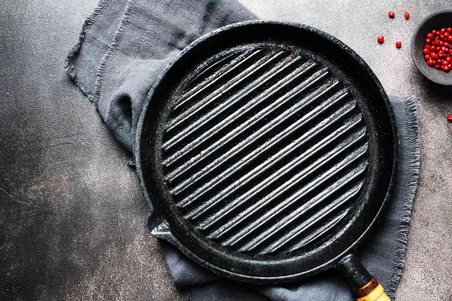 cast iron cookware-skillet pan with raised ridges