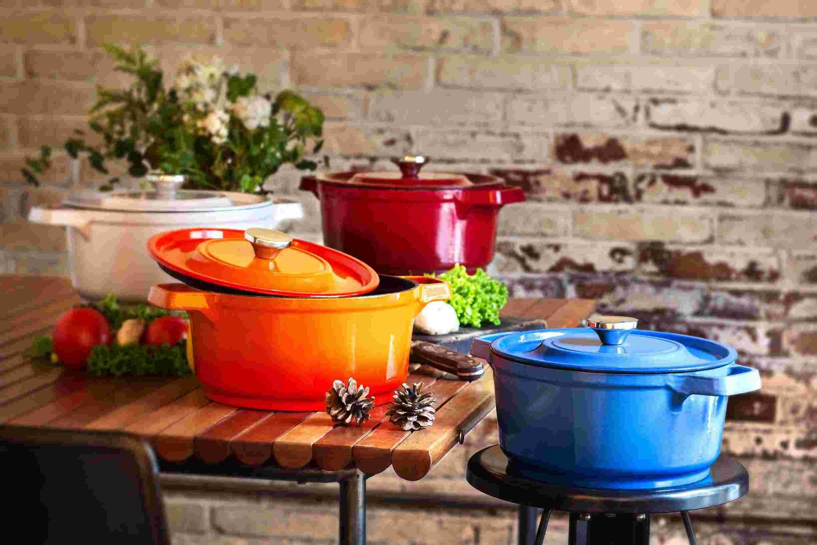 Colorful Dutch Ovens - KitchenGuidePro Colorful Dutch Ovens