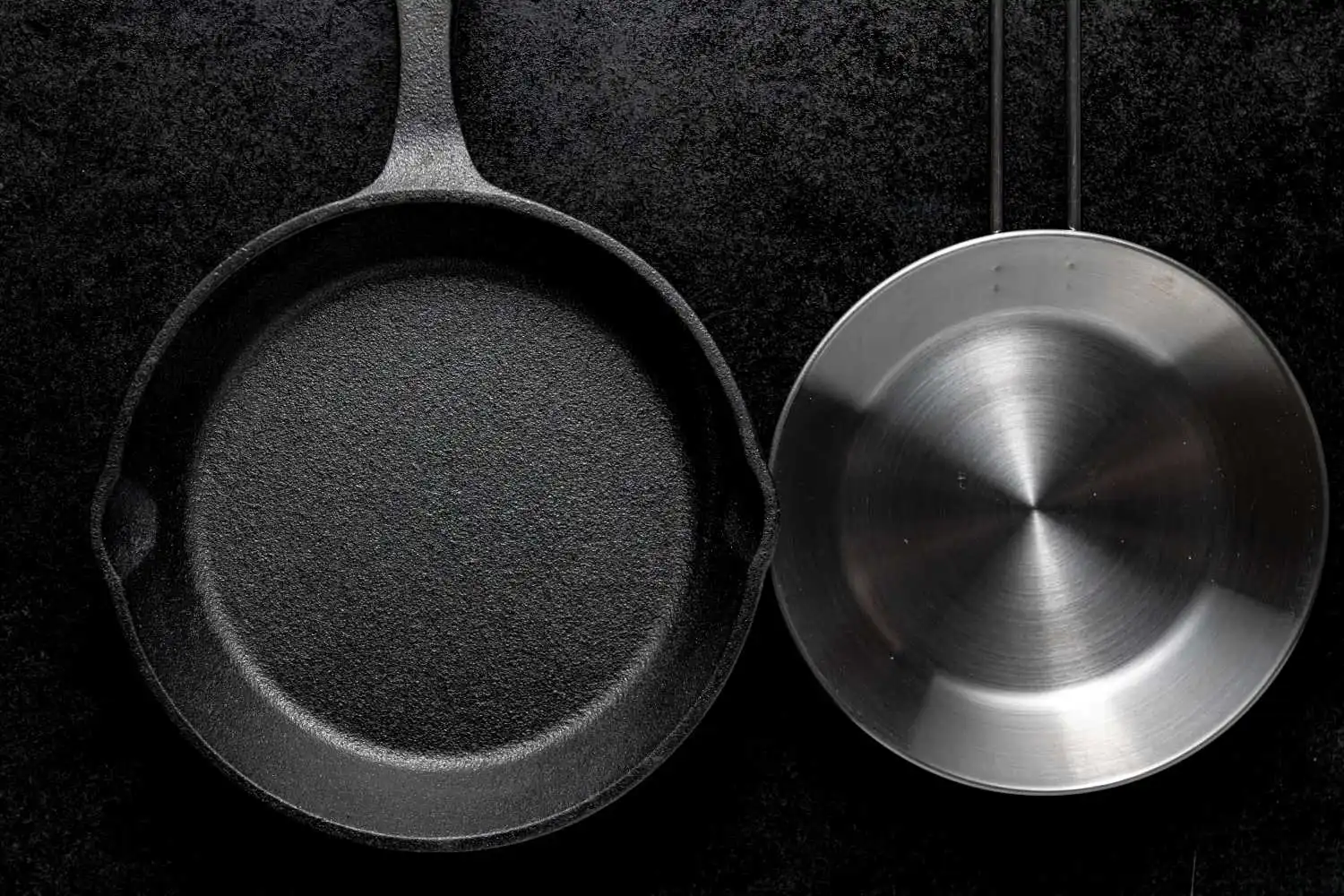 Battle of the Titans Cast Iron lwn. Alat Memasak Keluli Tahan Karat – Panduan Perbandingan