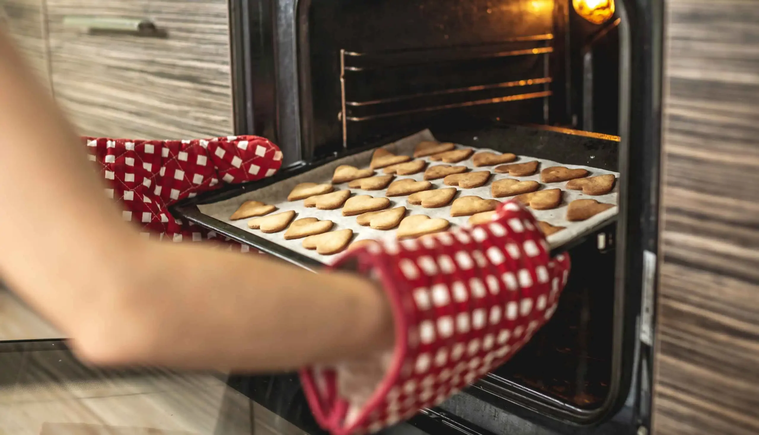 Utiliser des gants de cuisine et des outils de protection