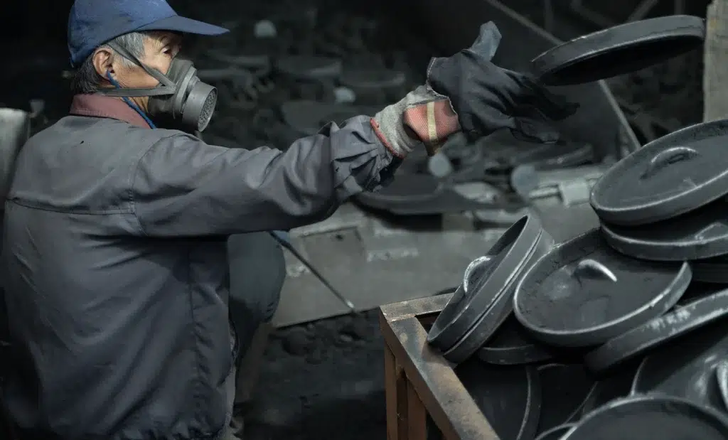 cast iron cookware manufacturing process - 4 Demolding