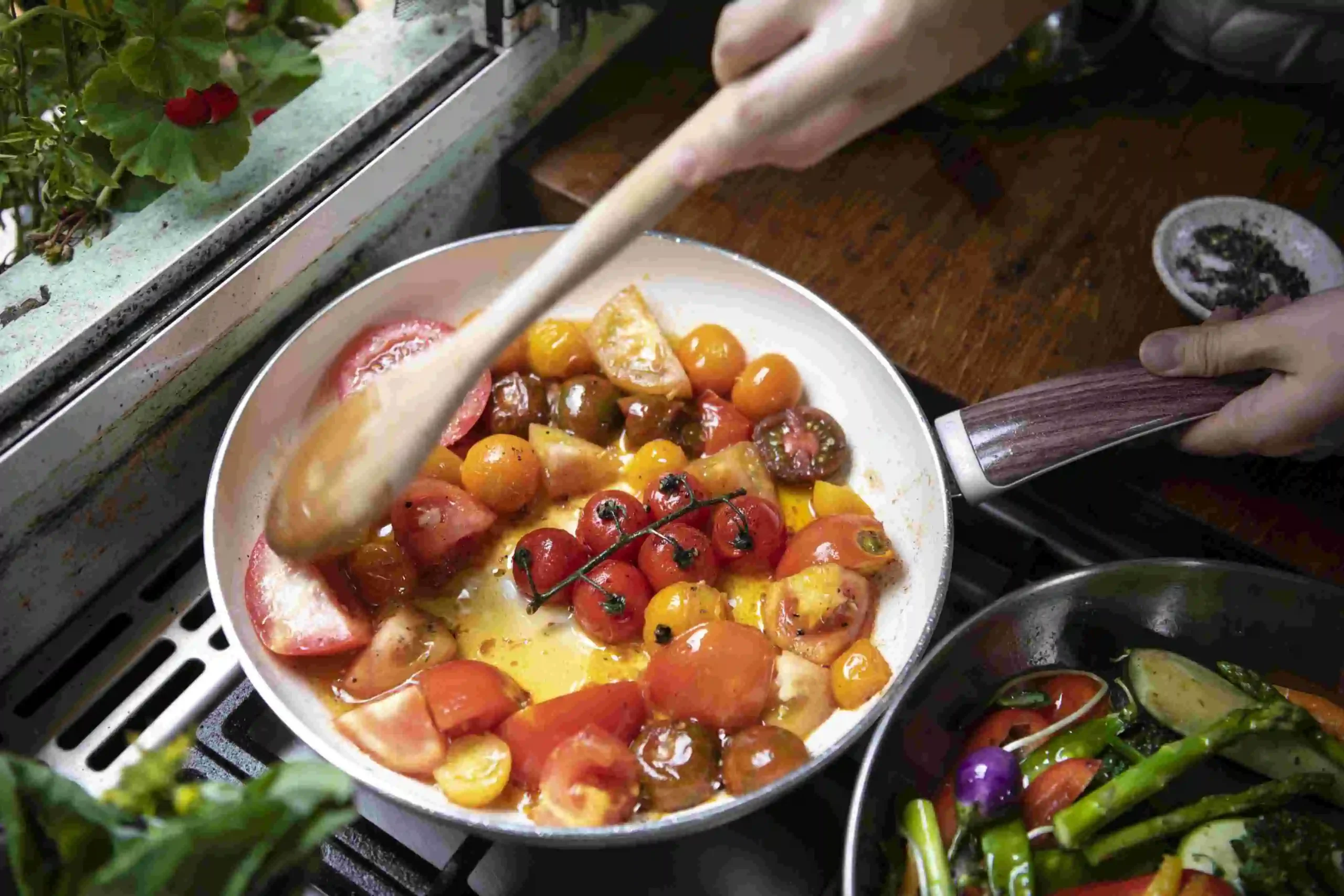 enamel coating frying pan cooking - KitchenGuidePro enamel coating frying pan cooking