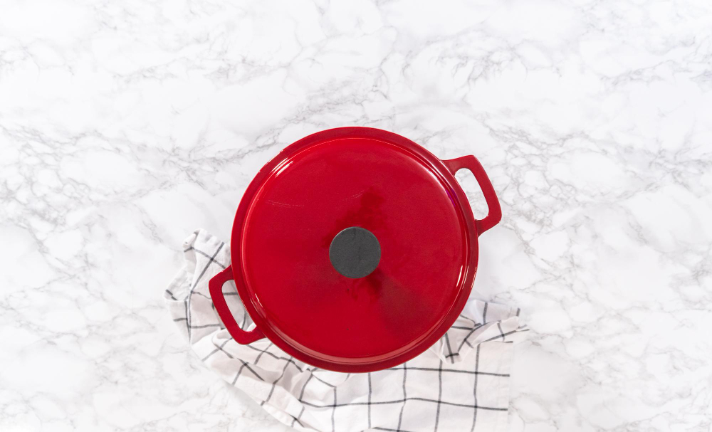 Kırmızı Tavaların Rengin Ötesindeki Faydaları - KitchenGuidePro kırmızı tavalar Rengin Ötesinde Faydaları