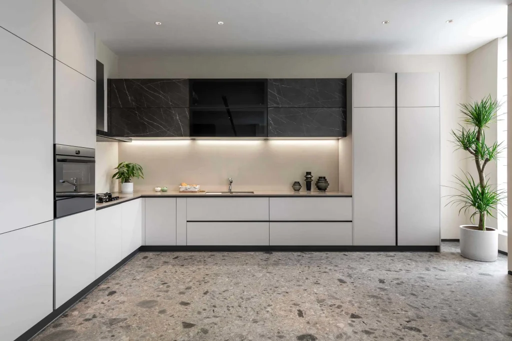 Schicke Küche mit dunklen Schränken, heller Arbeitsplatte und einem Weinkühler mit Glasfront, der eine raffinierte Ästhetik zur Schau stellt