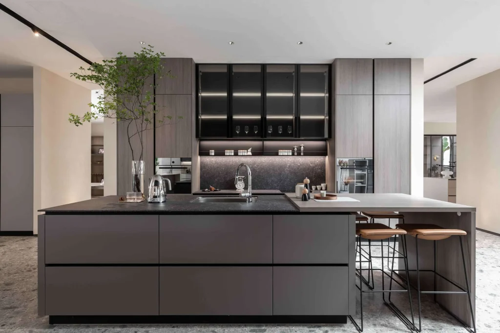 Zeitgenössische Küche mit dunkler Insel mit Sitzgelegenheiten und passenden Schränken, aufgewertet durch Innenbegrünung